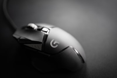 por que meu mouse fica piscando com o computador desligado